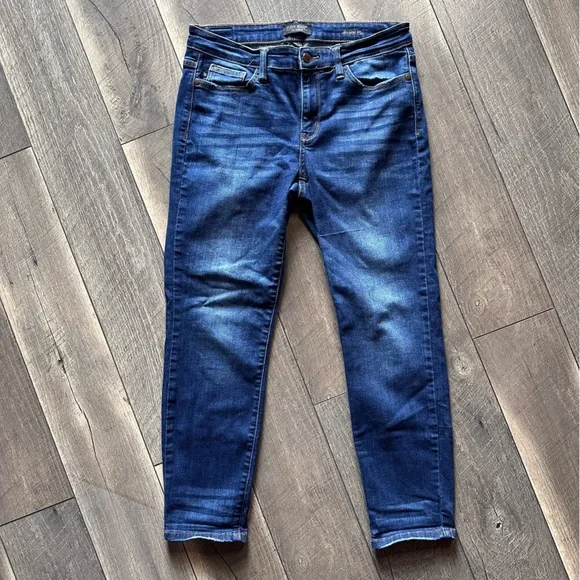 Judy Blue Relaxed Fit Jeans - Picture 1 of 10